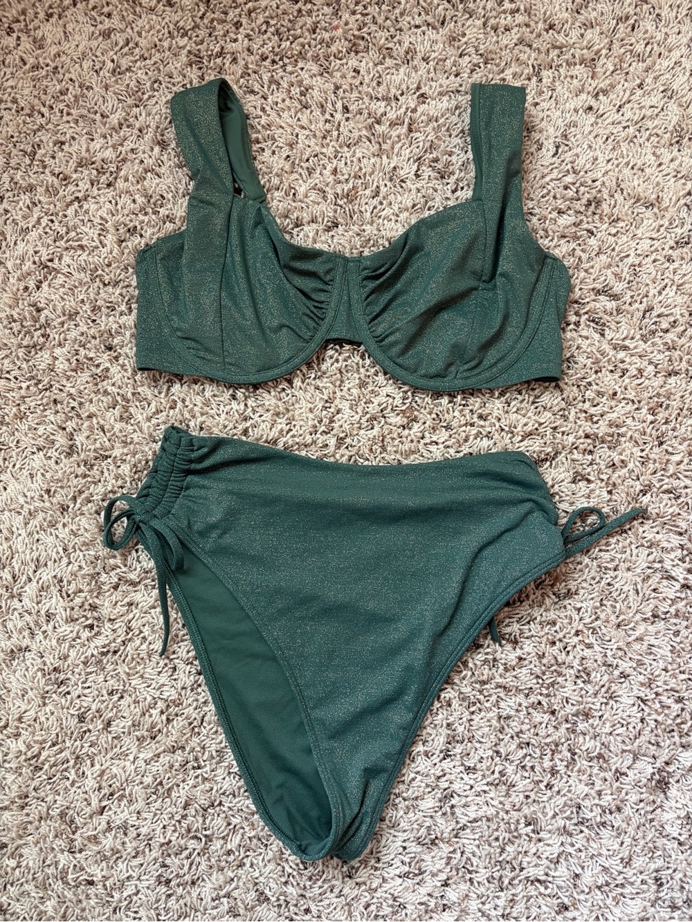 Underwire Abercrombie Bikini glimmer
 Forest Green medium bottoms and large top